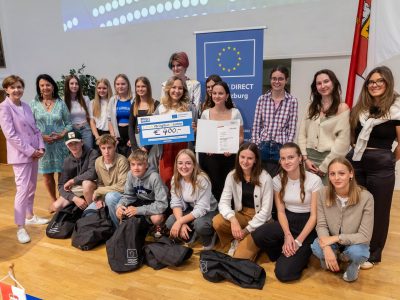 Rund 300 Jugendliche zwischen 16 und 19 Jahren haben heute in der großen Aula der Universität Salzburg gespannt auf die Verkündung der Sieger des EU-Online-Videowettbewerbs #BringYourEUtoVote gewartet. Die Schülerinnen und Schüler sollten mit ihren kreativen Ideen Menschen dazu bringen, bei der Europawahl am 9. Juni wählen zu gehen.
EU-Diskussion. Unser Europa. Unsere Jugend und Preisverleihung Online-Video-Wettbewerb „Bring your EU to vote“ im Bild: 3. Platz BORG Radstadt - Team 6A, mit Landtagspräsidentin Brigitta Pallauf (1.v.l.) und Gritlind Kettl (Leiterin Stabstelle EU-Bürgerservice und Europe Direct, 2.v.l.)  Foto: Land Salzburg/Neumayr/Hofer 17.06.2024